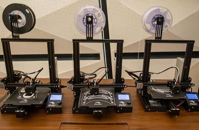 国外志愿者使用3D打印机制作防护面罩